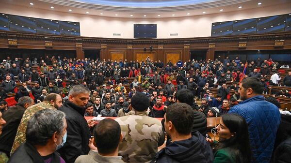 Участники акции протеста в одном из залов в здании парламента Армении в Ереване