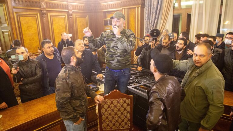 Участники акции протеста в одном из залов в здании парламента Армении в Ереван