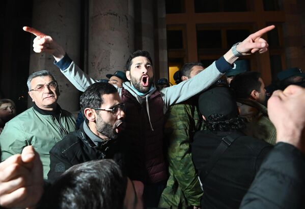 Участники акции протеста у здания парламента Армении в Ереване