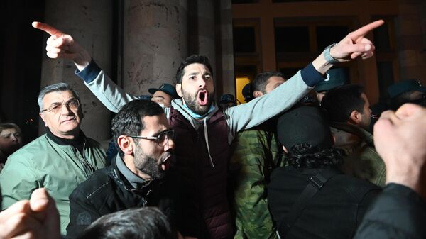 Участники акции протеста у здания парламента Армении в Ереване
