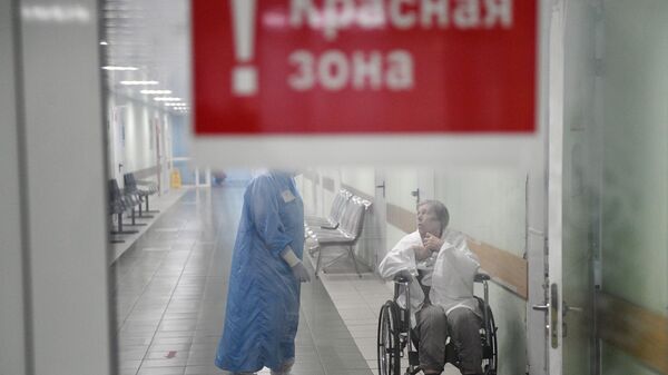 Медицинский работник и пациент в красной зоне ковид-госпиталя, организованного в городской клинической больнице №15 имени О. М. Филатова в Москве