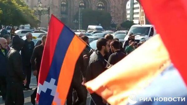 Флаги, крики, потасовки: жители Еревана вышли на митинги в центр города 