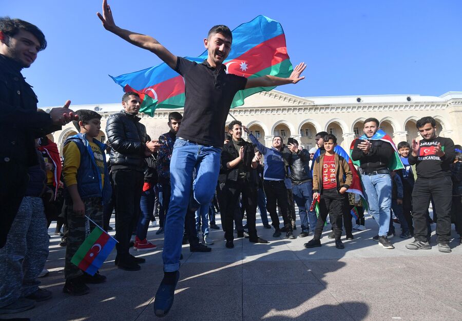 Люди на улице в Баку после объявления условий соглашения по Карабаху