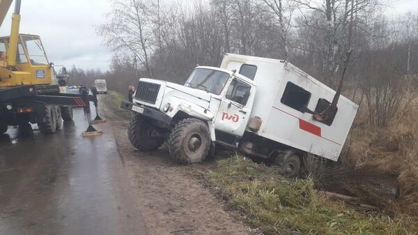 Опрокидывание грузовика ОАО РЖД с людьми на федеральной трассе в Тверской области