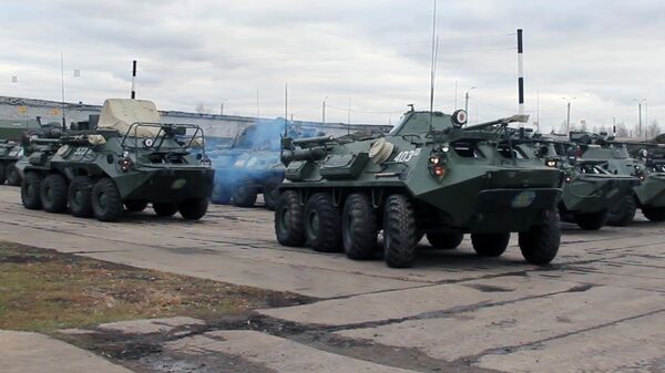 Выдвижение колонны с техникой миротворческой бригады на аэродром Ульяновск-Восточный. Кадр видео