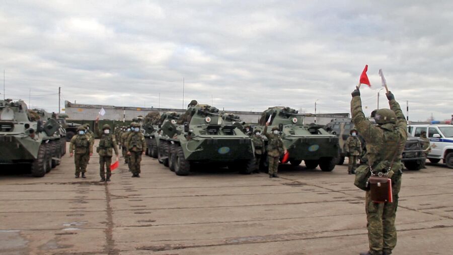 Миротворцы перед отправкой на аэродром Ульяновск-Восточный. Кадр видео