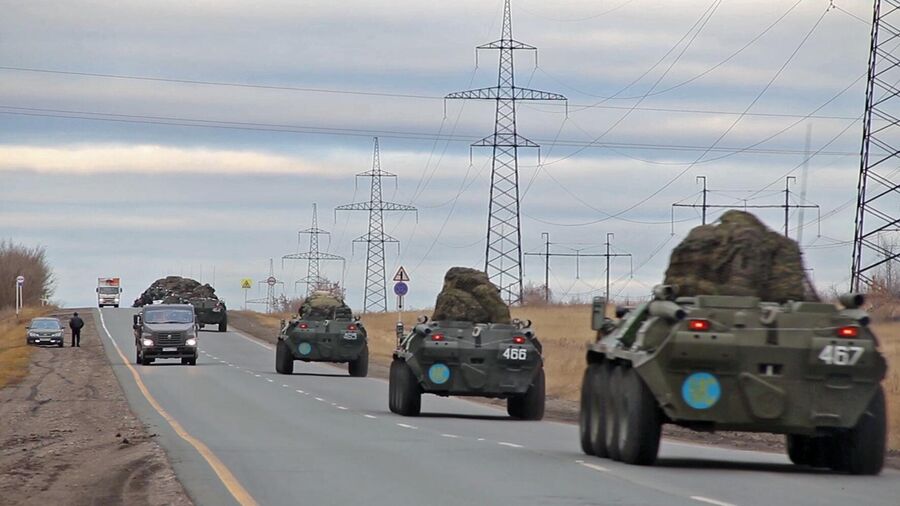 Выдвижение колонны с техникой миротворческой бригады на аэродром Ульяновск-Восточный. Кадр видео