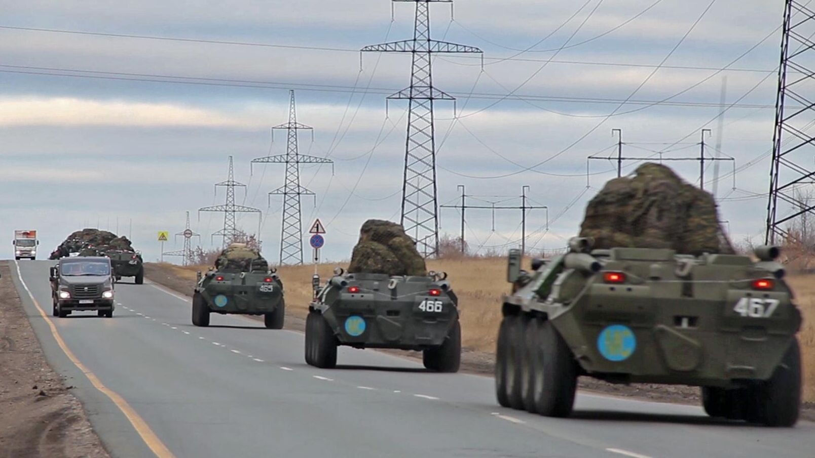 Выдвижение колонны с техникой миротворческой бригады на аэродром Ульяновск-Восточный. Кадр видео - РИА Новости, 1920, 10.11.2020