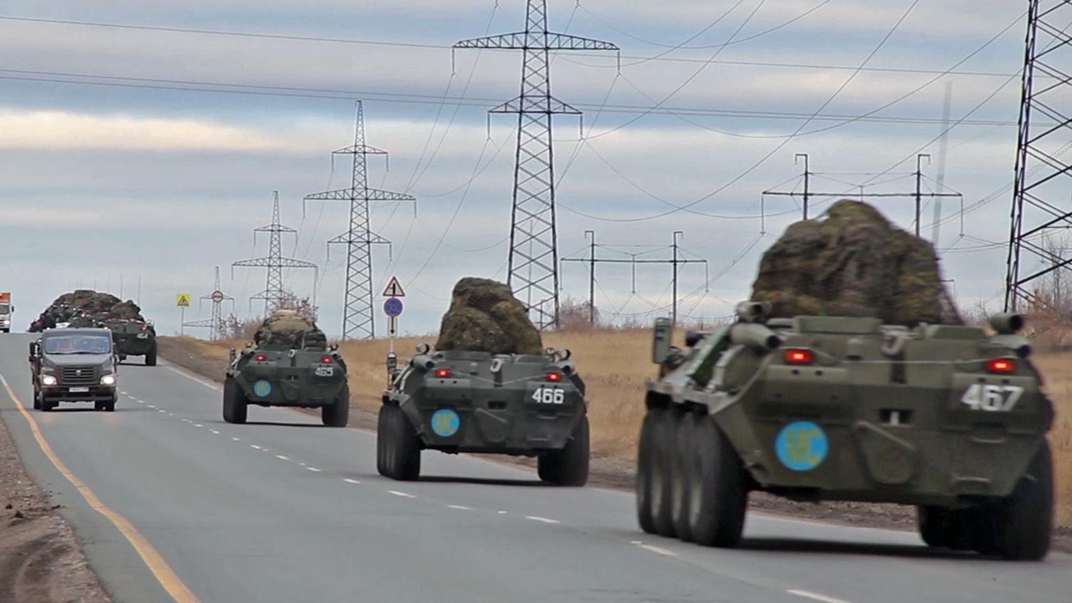 Выдвижение колонны с техникой миротворческой бригады на аэродром Ульяновск-Восточный. Кадр видео - РИА Новости, 1920, 10.11.2020