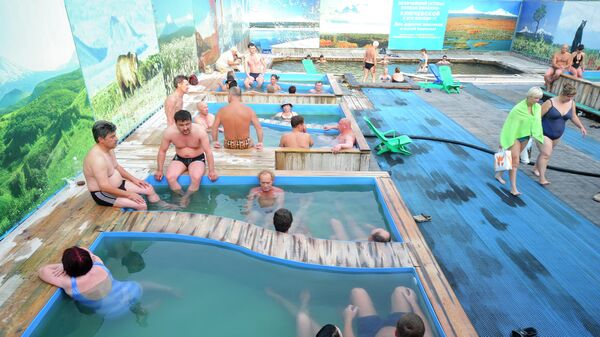 Жители Камчатки купаются в термальных источниках Зеленовские Озерки