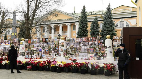 Портреты погибших в ходе конфликта в Нагорном Карабахе у посольства Армении в Москве