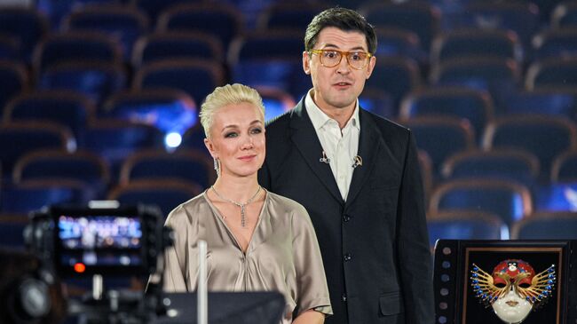 Актеры Дарья Мороз и Сергей Епишев во время онлайн-трансляция церемонии награждения театральной премии Золотая маска 