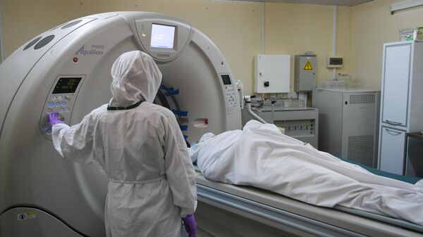 Медицинский работник у магнитно-резонансного томографа (МРТ) в ковид-госпитале, организованном в городской клинической больнице №15 имени О. М. Филатова в Москве