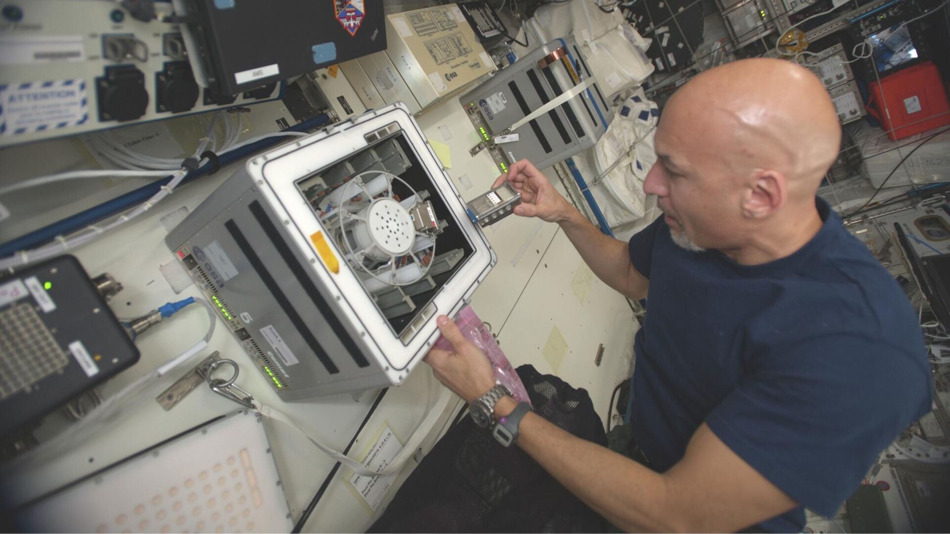 Астронавт Лука Пармитано помещает реакторы биоразработки в центрифугу на борту МКС - РИА Новости, 1920, 12.04.2021