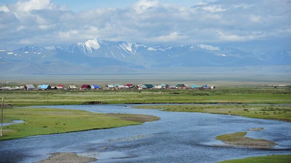 Вид над село и административный центр Кош-Агач Республики Алтай на берегу реки Чуя