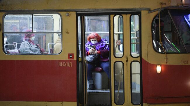 Пассажиры трамвая в защитных масках в Екатеринбурге