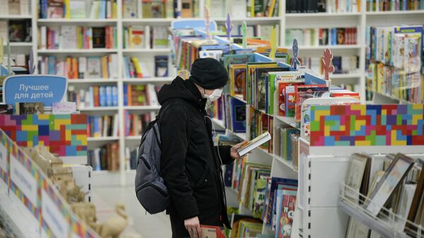 Мужчина в защитной маске в книжном магазине в Екатеринбурге