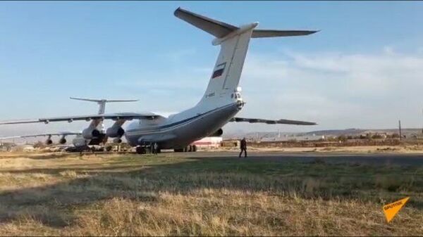Самолеты Ил-76 с военными миротворческой бригады приземлились на аэродроме Эребуни