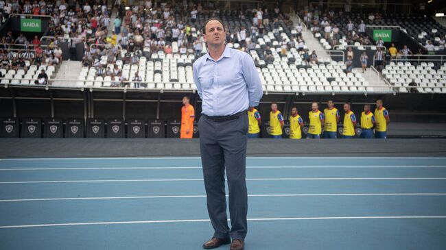 Brazil's Fortaleza coach Rogerio Ceni is seen before the Brazilian Championship football match against Botafogo at the Nilton Santos stadium in Rio de Janeiro, Brazil, on May 5, 2019. (Photo by Mauro PIMENTEL / AFP)