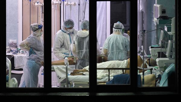 Медики и пациенты в реанимационном отделении городской клинической больницы №25 Новосибирска