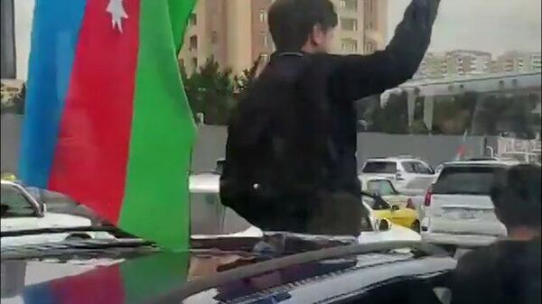 Азербайджанцы устроили митинг на автомобилях с флагами в честь прекращения огня в Карабахе