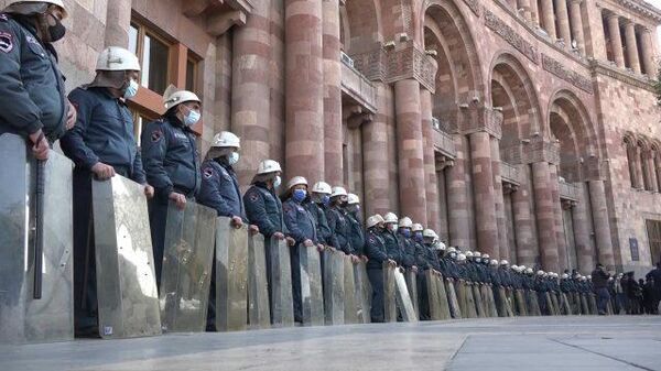 Полицейские кордоны выстроились у здания парламента в Ереване