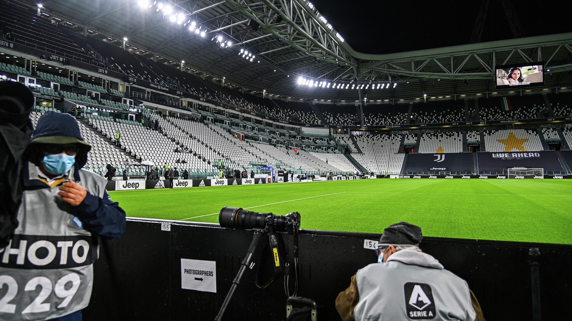 Sports photographers wait on October 4, 2020 at the Juventus stadium in Turin, prior to the Italian Serie A football match Juventus vs Napoli, still scheduled following Lega Serie A's confirmation despite Napoli remaining at home in Naples. - Napoli's squad was remaining in Naples, complying with a decision by regional health authorities, as Juventus confirmed they would take to the field as scheduled despite two positive tests among their staff. If Napoli do not play they would forfeit the game 3-0. (Photo by Vincenzo PINTO / AFP) - РИА Новости, 1920, 10.11.2020