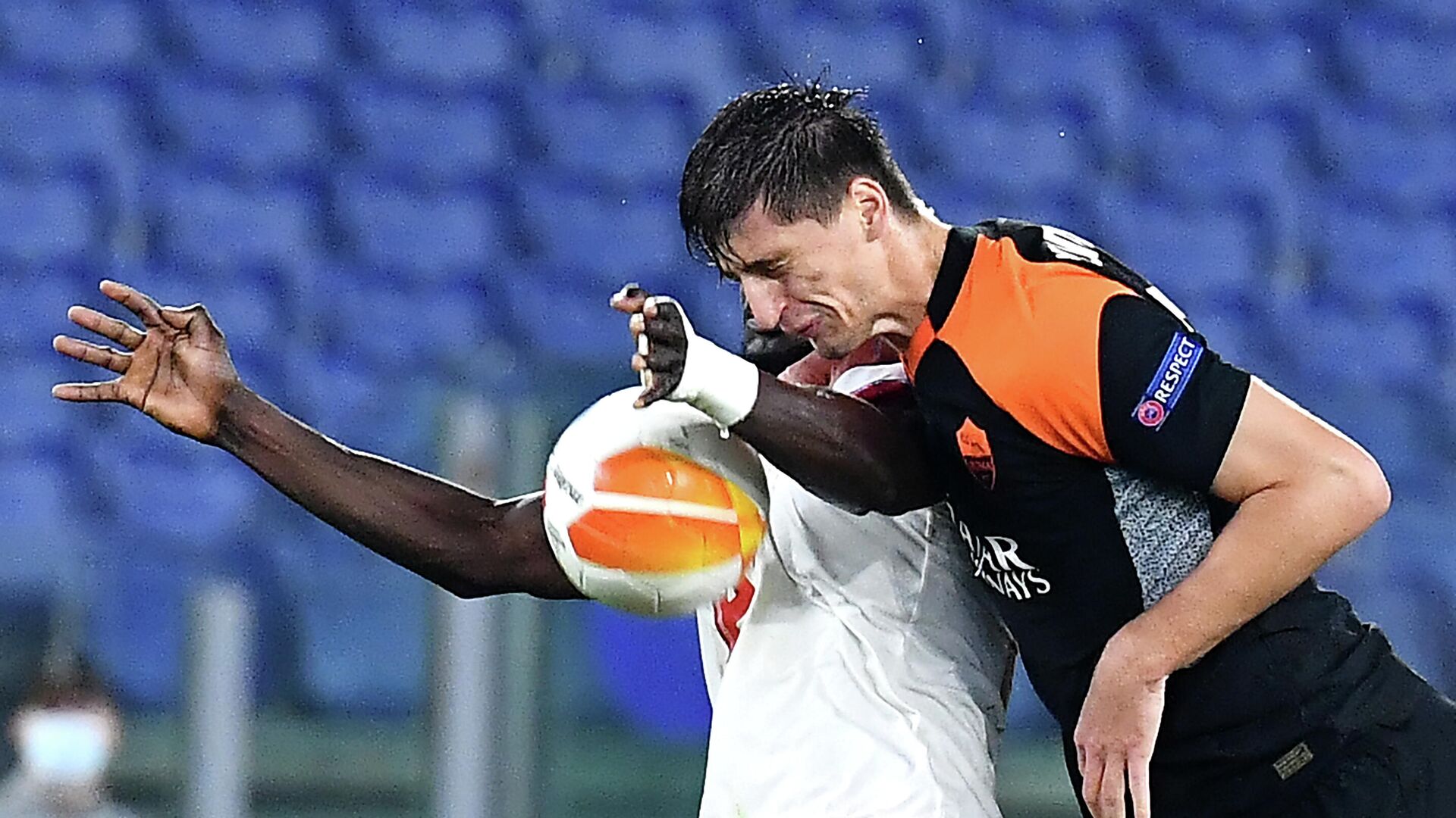 Roma's Albanian defender Marash Kumbulla (R) fights for the ball with CSKA Sofia's Gambian forward Ali Sowe during the UEFA Europa League Group A first-leg football match between AS Roma and CSKA Sofia at Olympic Stadium in Rome on October 29, 2020. (Photo by Tiziana FABI / AFP) - РИА Новости, 1920, 11.11.2020