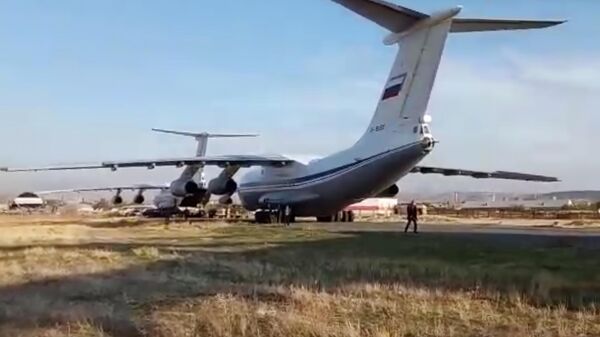 Тяжёлый военно-транспортный самолёт Ил-76 с военной техникой и личным составом на борту на аэродроме в Армении