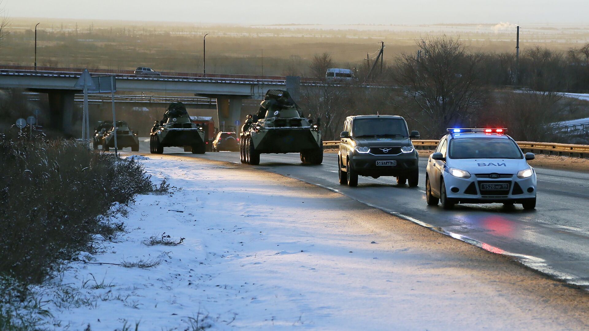 Колонна военной техники российских миротворцев в Самарской области перед отправкой в Нагорный Карабах - РИА Новости, 1920, 11.11.2020