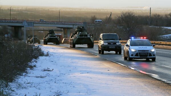 Колонна военной техники российских миротворцев в Самарской области перед отправкой в Нагорный Карабах