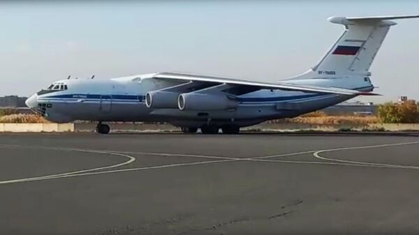 Тяжёлый военно-транспортный самолёт Ил-76 с военной техникой и личным составом на борту на аэродроме в Армении. Кадр видео