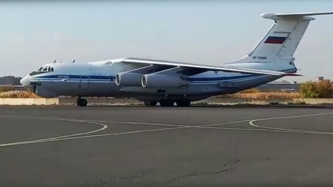 Тяжёлый военно-транспортный самолёт Ил-76 с военной техникой и личным составом на борту на аэродроме в Армении. Кадр видео