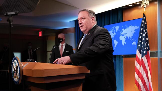 Госсекретарь США Майк Помпео проводит брифинг для представителей СМИ в Вашингтоне