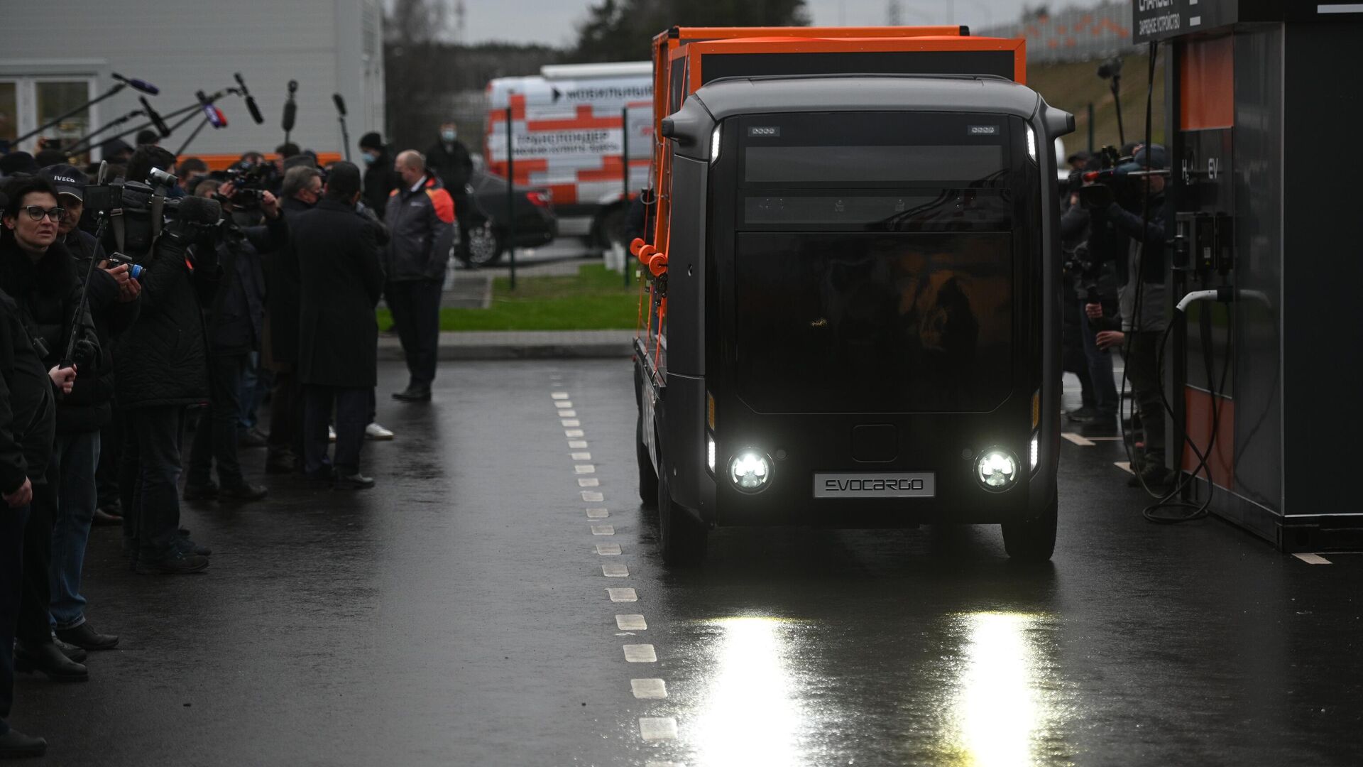 Запуск движения по самому длинному участку Центральной кольцевой автодороги (ЦКАД-3) протяженностью 105 км. Справа: беспилотный грузовик Evocargo - РИА Новости, 1920, 11.11.2020