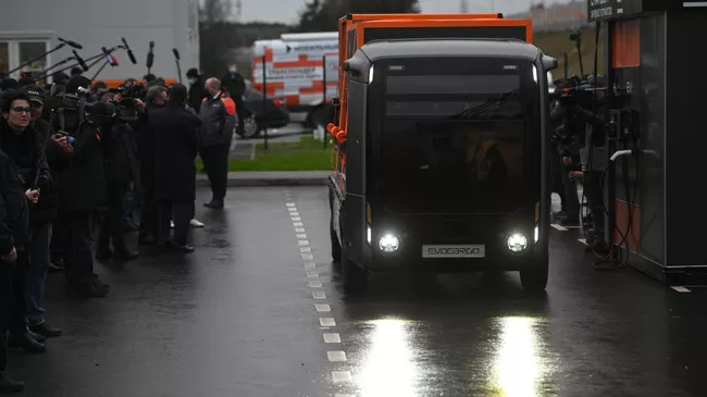 Запуск движения по самому длинному участку Центральной кольцевой автодороги (ЦКАД-3) протяженностью 105 км. Справа: беспилотный грузовик Evocargo