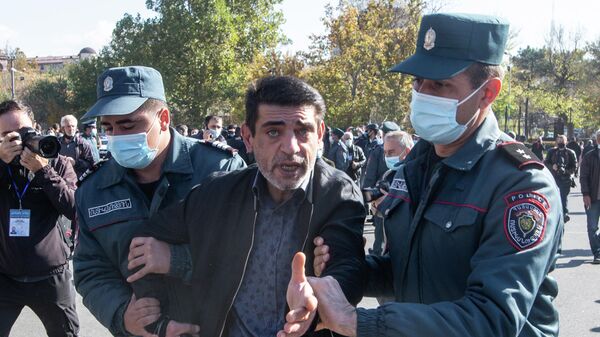 Сотрудники правоохранительных органов и участник митинга оппозиции на площади Свободы в Ереване