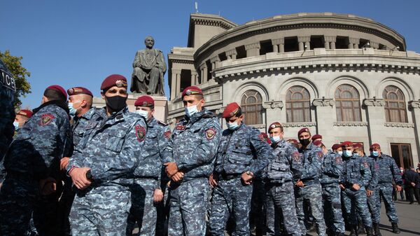 Сотрудники правоохранительных органов во время митинга оппозиции на площади Свободы в Ереване