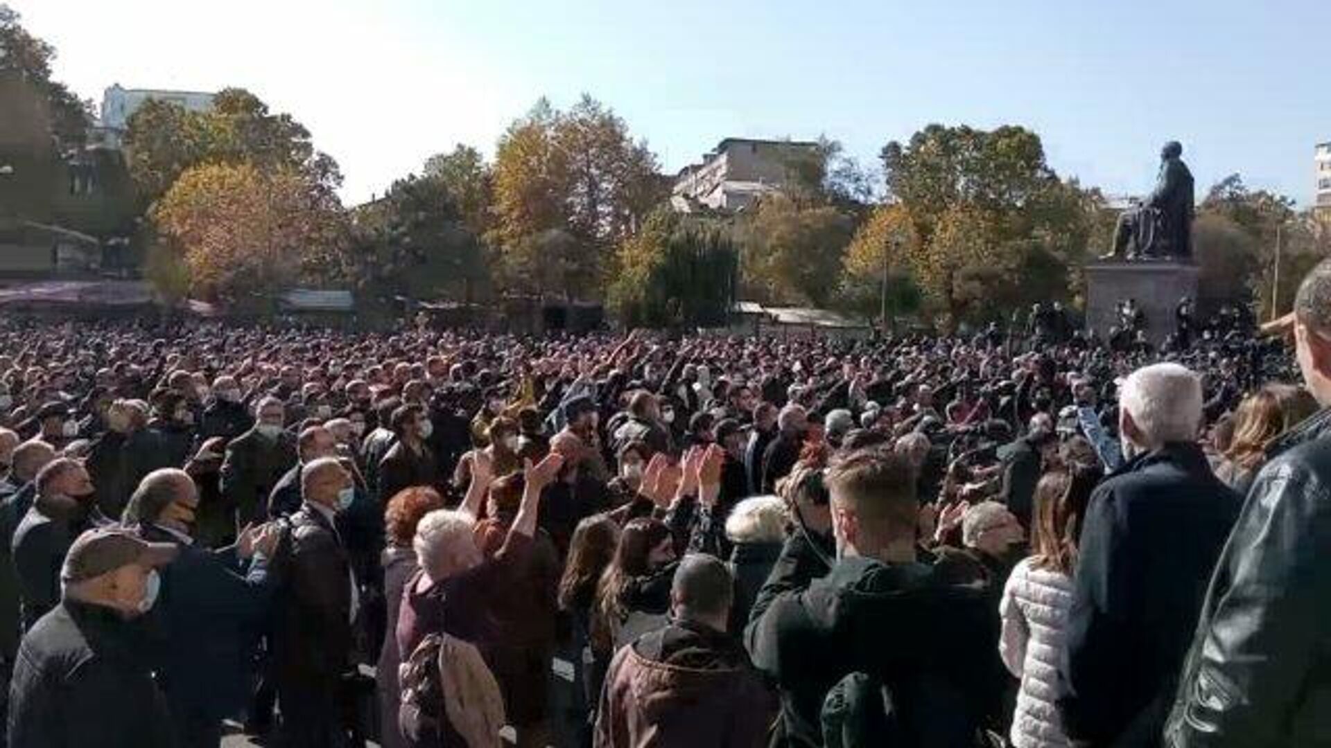Тысячи людей вышли на площадь для участия в митинге оппозиции в центре Еревана - РИА Новости, 1920, 11.11.2020
