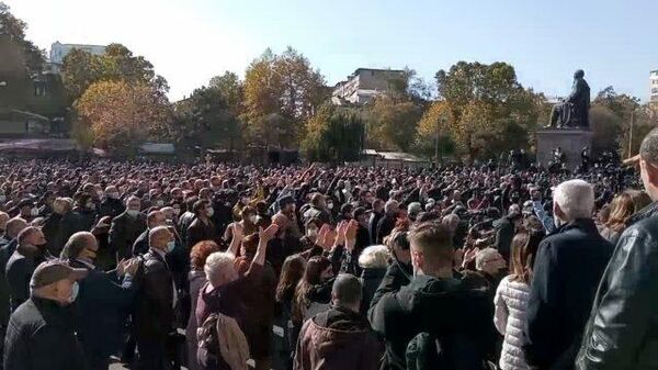 Тысячи людей вышли на площадь для участия в митинге оппозиции в центре Еревана