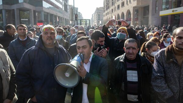 Участники митинга оппозиции на площади Свободы в Ереване