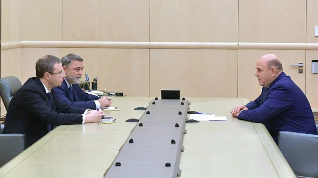 Председатель правительства РФ Михаил Мишустин, бывший вице-губернатор Петербурга Максим Шаскольский и  руководитель Федеральной антимонопольной службы России Игорь Артемьев 