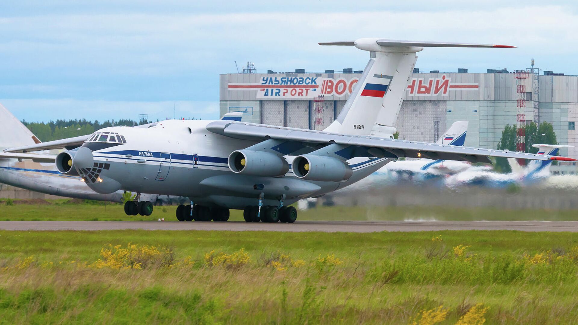 Самолет Ил-76 вылетает с аэродрома Ульяновск-Восточный - РИА Новости, 1920, 08.12.2020