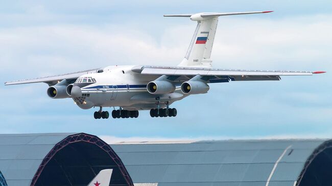 Самолет Ил-76 вылетает с аэродрома Ульяновск-Восточный