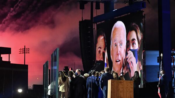 Джо Байден на большом экране в Уилмингтоне, США 