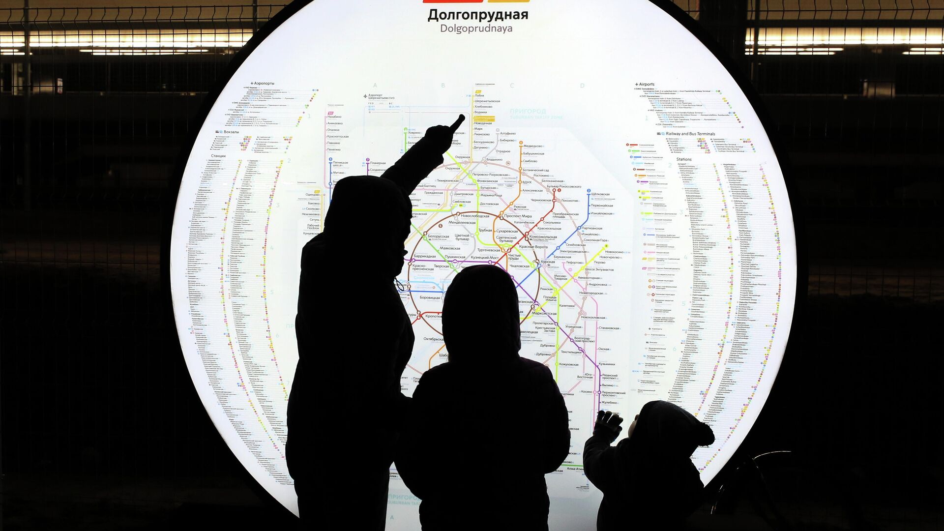 Пассажиры осматривают схему Московского метрополитена на станции МЦД Долгопрудная - РИА Новости, 1920, 12.11.2020
