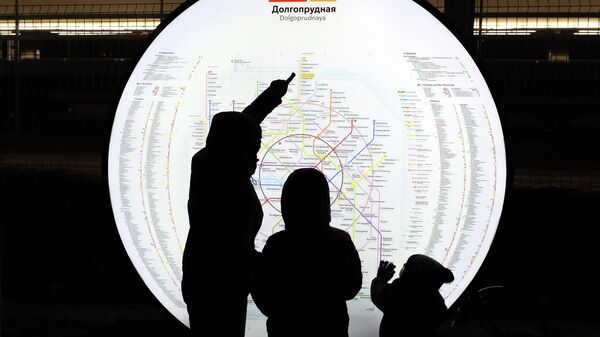 Пассажиры осматривают схему Московского метрополитена на станции МЦД