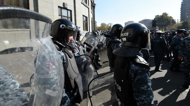 Сотрудники правоохранительных органов во время митинга оппозиции на площади Свободы в Ереване