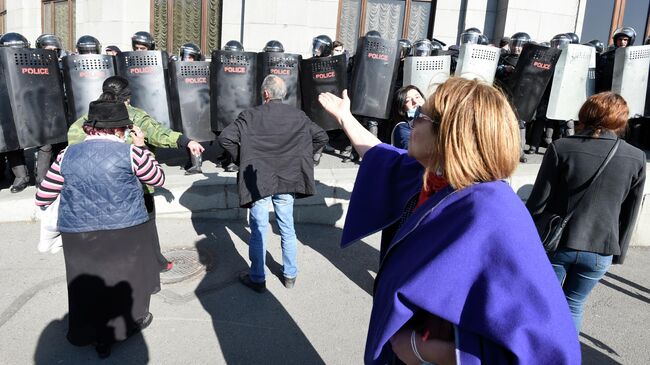 Сотрудники правоохранительных органов во время митинга оппозиции на площади Свободы в Ереване
