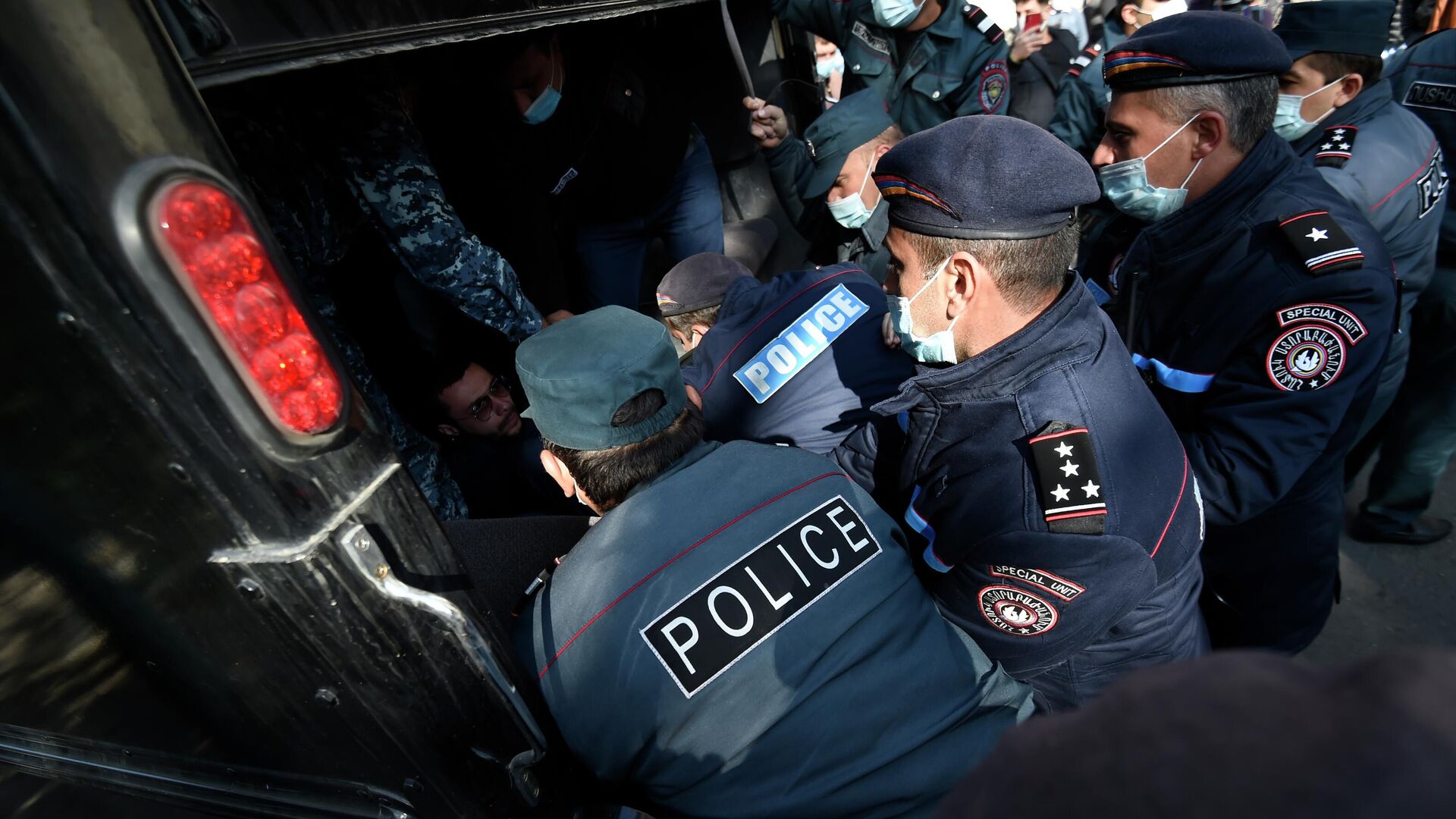 Сотрудники правоохранительных органов задерживают участника митинга оппозиции на площади Свободы в Ереване - РИА Новости, 1920, 11.11.2020